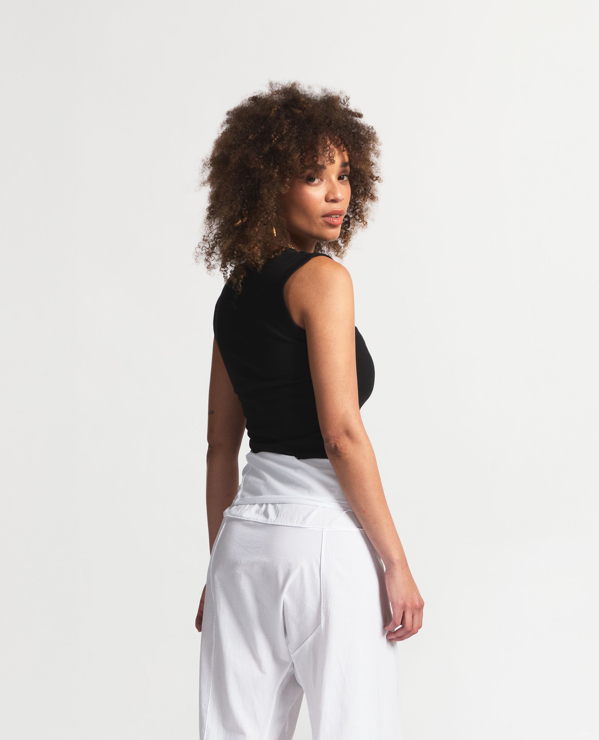 Alina | Fitted V-Neck Vest | Black