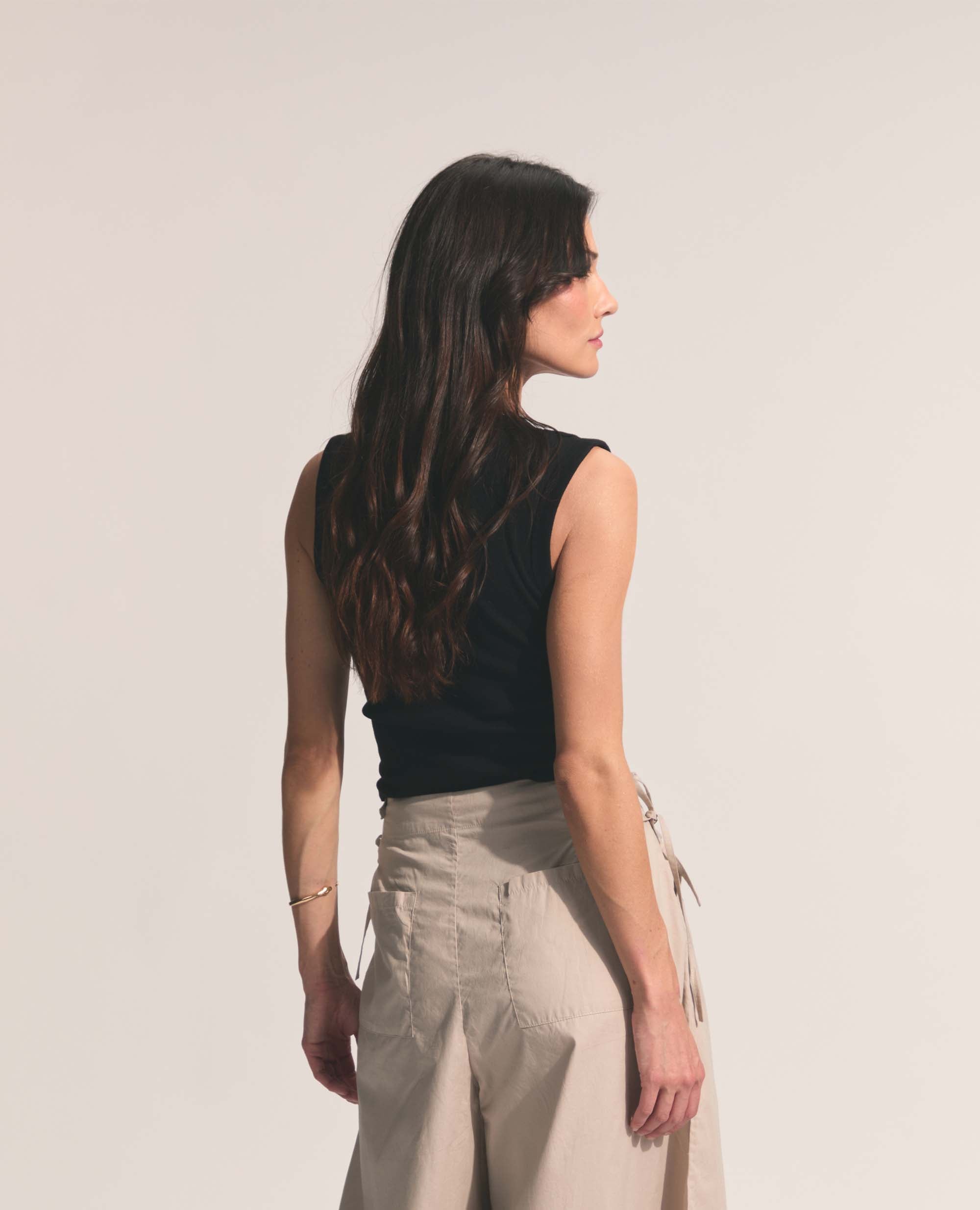 Alina | Fitted V-Neck Vest | black