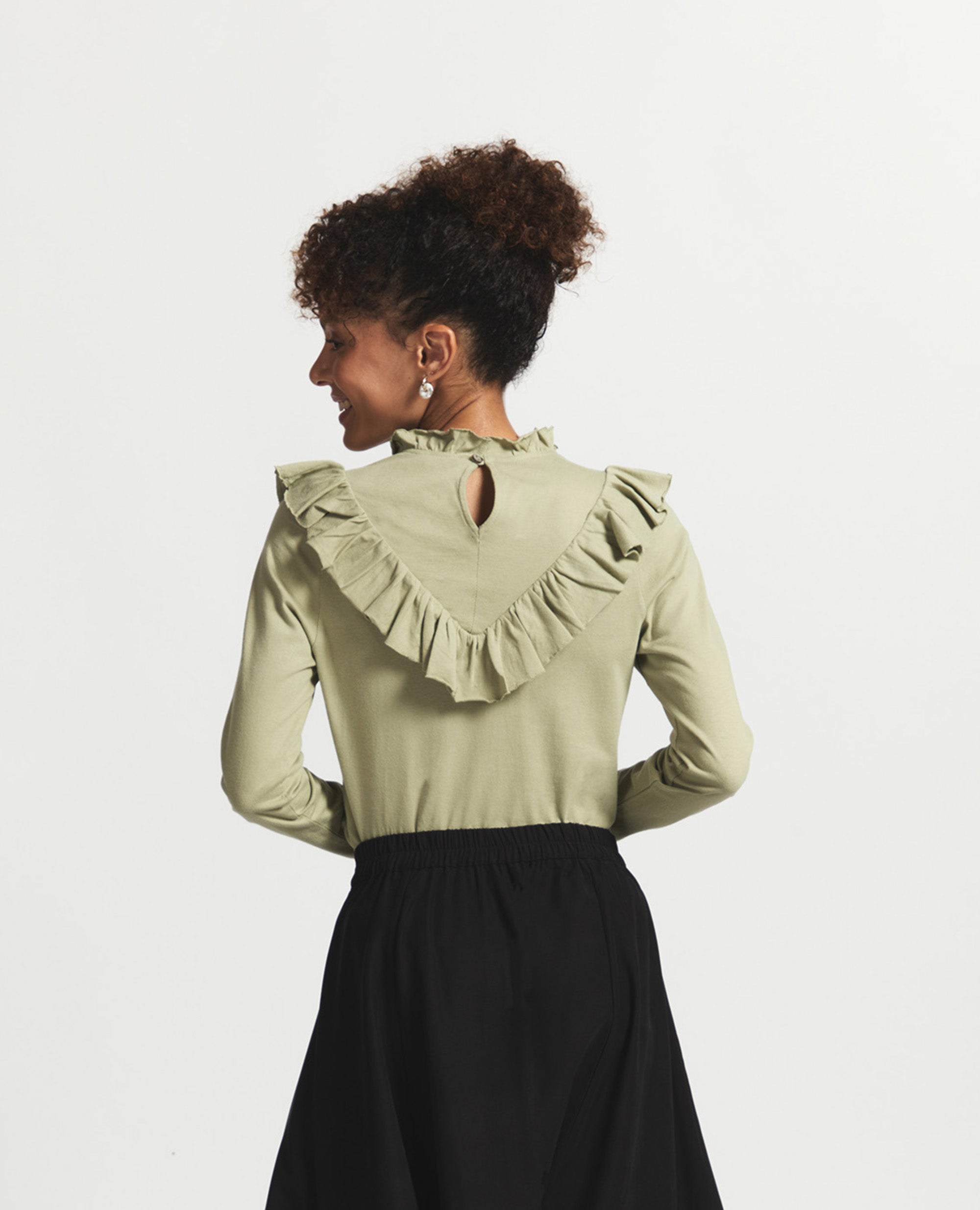 Tasia | Fitted top with frill on cuff | Ivy