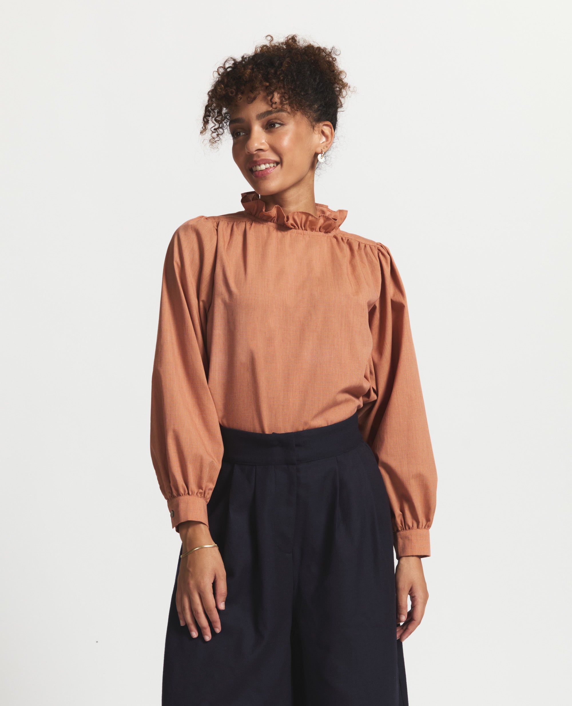 Vicky | Relaxed blouse with frill neck | Red Sand