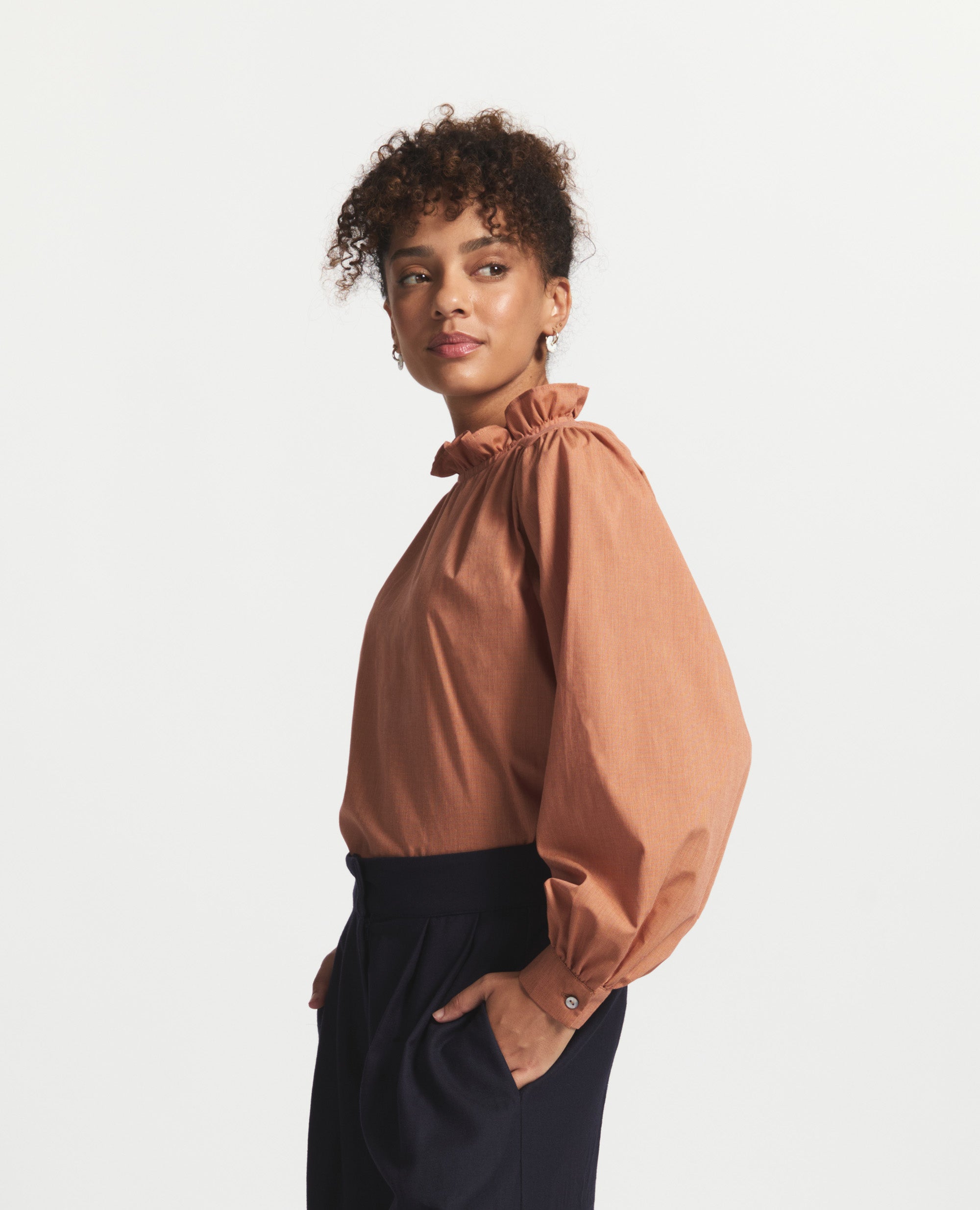 Vicky | Relaxed blouse with frill neck | Red Sand