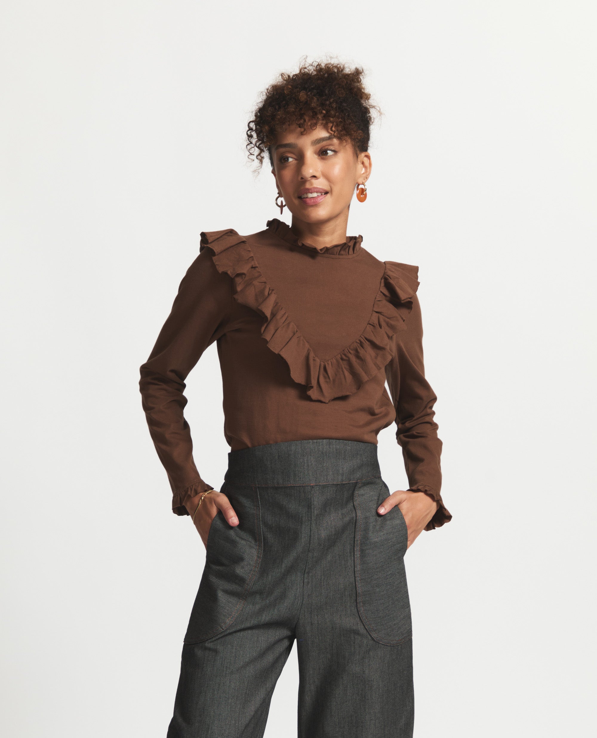 Tasia | Fitted top with frill on cuff | Chocolate
